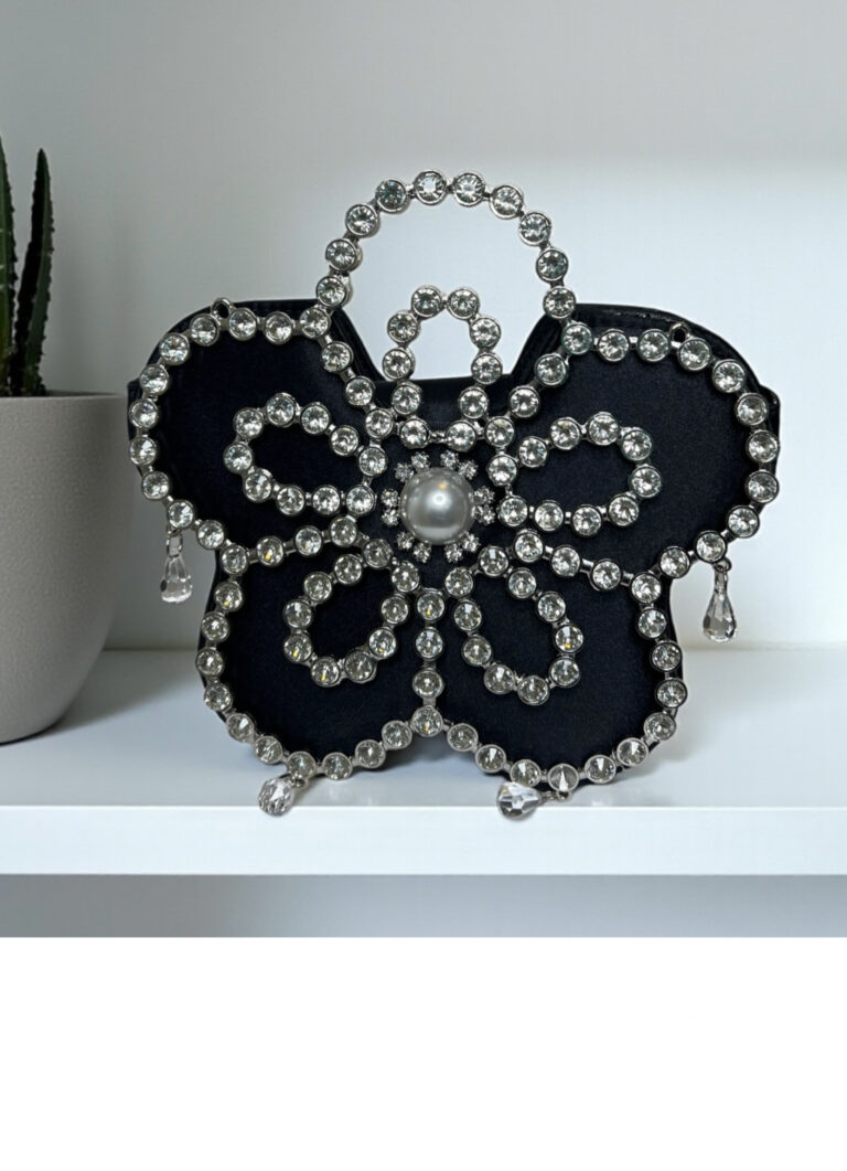 𝑪𝒓𝒚𝒔𝒕𝒂𝒍 𝑩𝒖𝒕𝒕𝒆𝒓𝒇𝒍𝒚 𝑪𝒍𝒖𝒕𝒄𝒉 – 𝑩𝒍𝒂𝒄𝒌